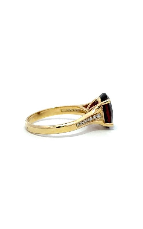 14K YELLOW GOLD GARNET RING WITH SIDE DIAMONDS  G10835