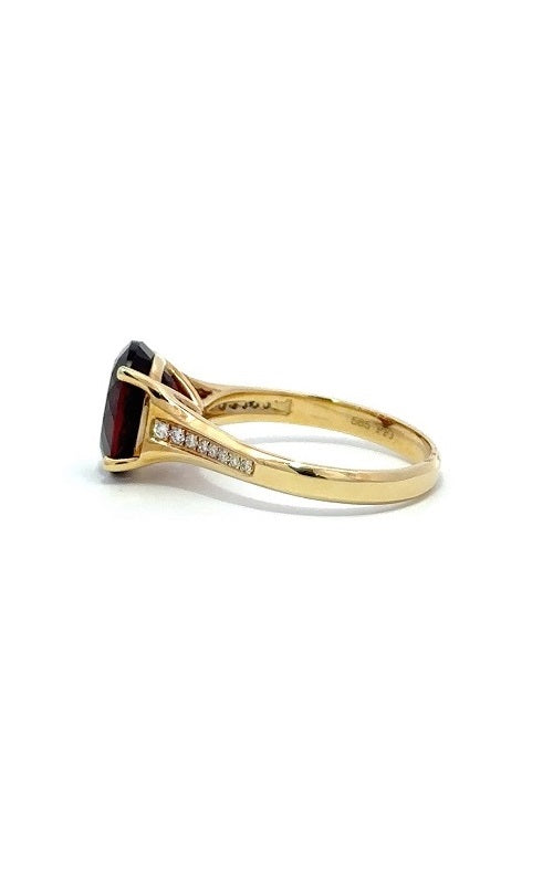 14K YELLOW GOLD GARNET RING WITH SIDE DIAMONDS  G10835